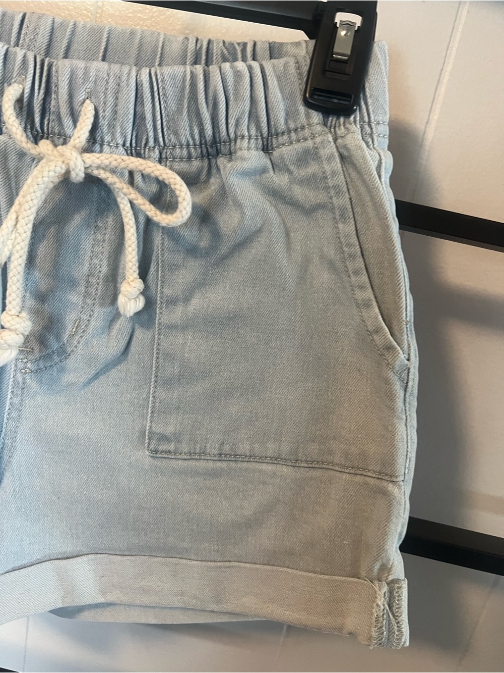 No Boundaries EUC Women’s Small 3-5 Denim Cuffed Pull On Shorts - Picture 3 of 8